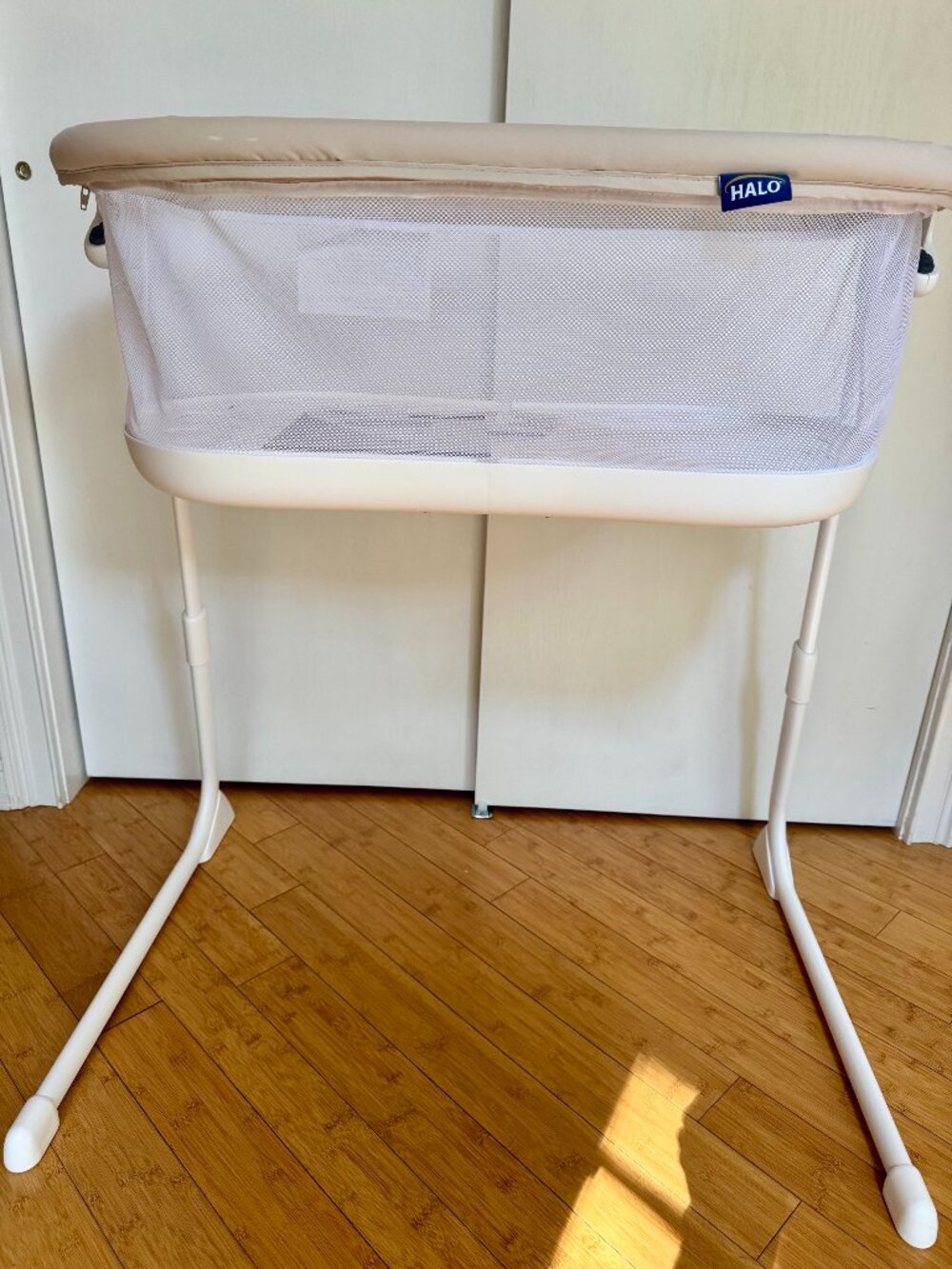 HALO BassiNest® Lite Portable Bassinet + Mattress Pad & Sheets - Like New